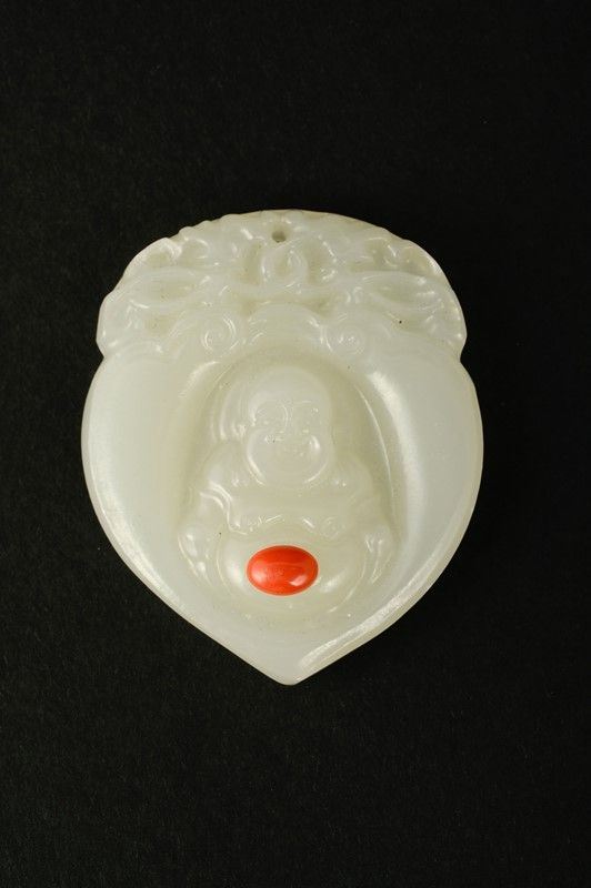 Pendente in giada bianca con applicazione in corallo