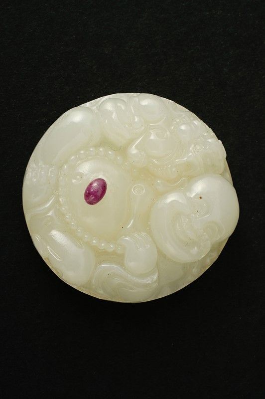 Pendente in giada bianca con applicazione in pietra dura