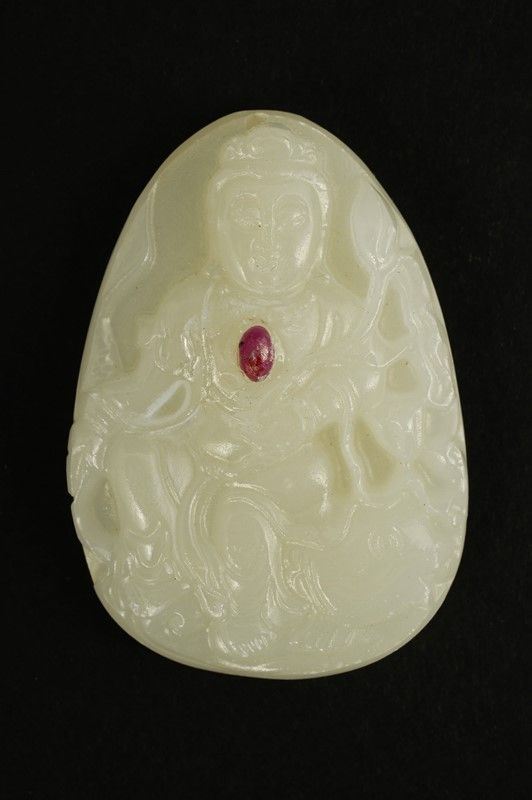 Pendente in giada bianca con applicazione in pietra dura