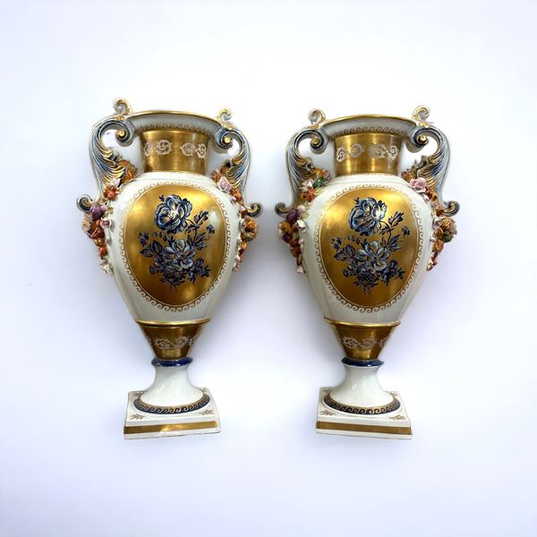 Coppia di vasi biansati in porcellana dipinta - Sevres