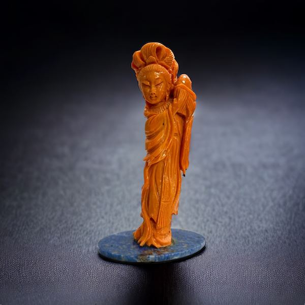 Figura di fanciulla scolpita in corallo