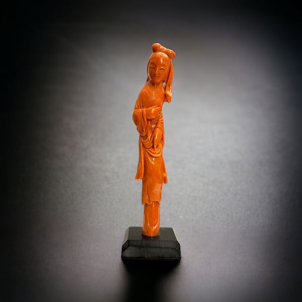 Figura di fanciulla scolpita in corallo