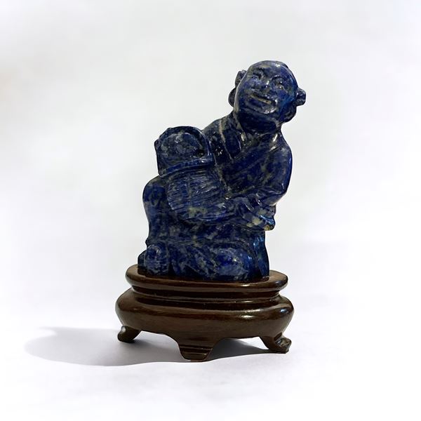 Figura di Saggio con cestino di fiori scolpita in lapislazzulo