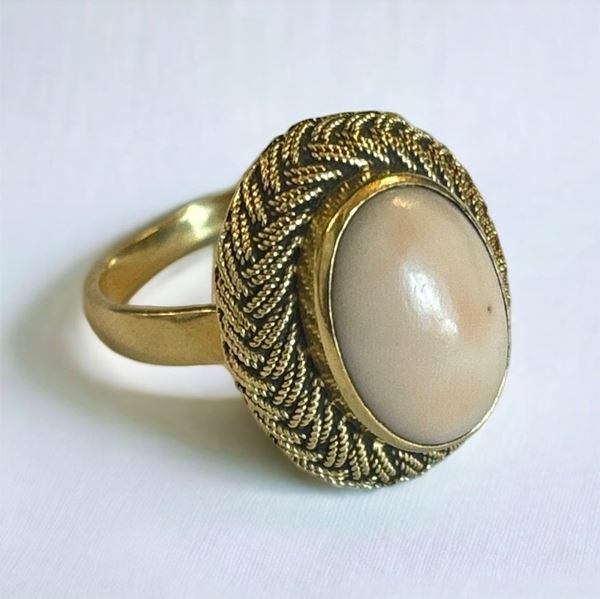 Anello con corallo rosa cabochon
