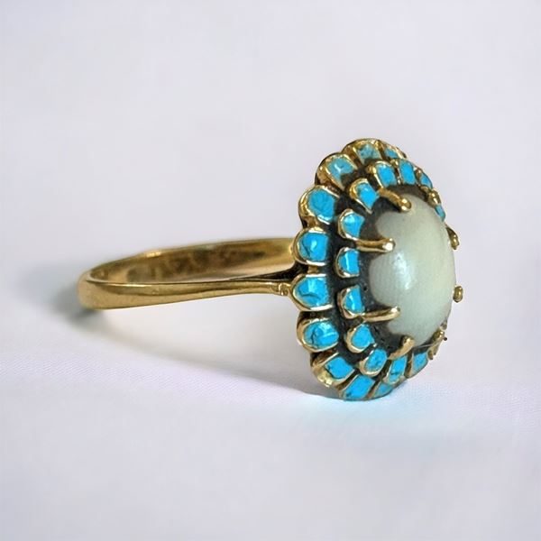 Anello con smalto turchese e corallo bianco cabochon