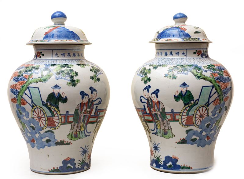 Coppia di giare con coperchio