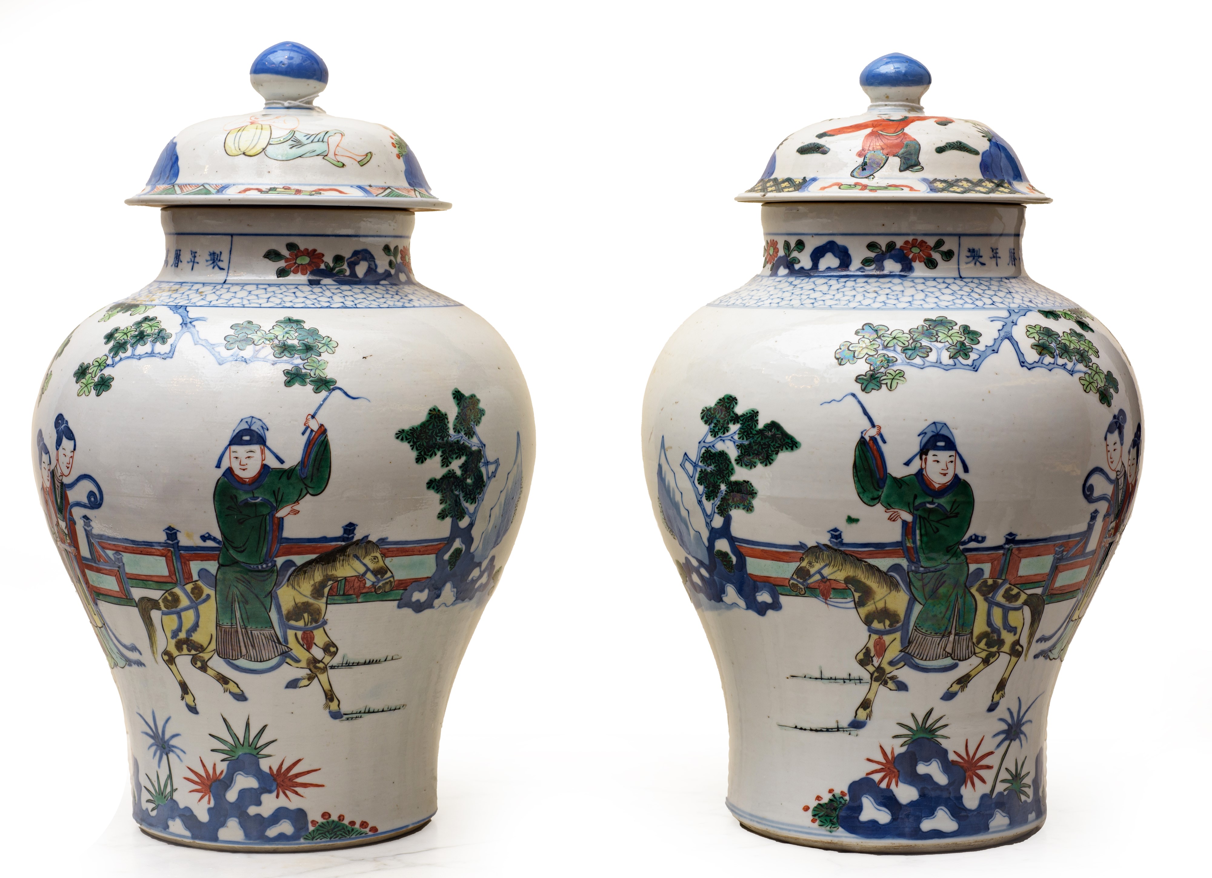 Coppia di giare con coperchio