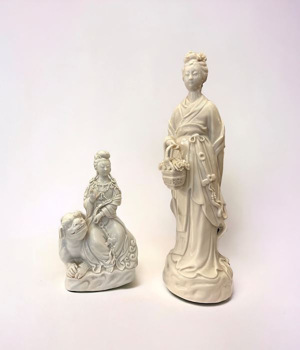 Coppia di sculture orientali in porcellana; Guanyn su Cane di Fo e Guanyn