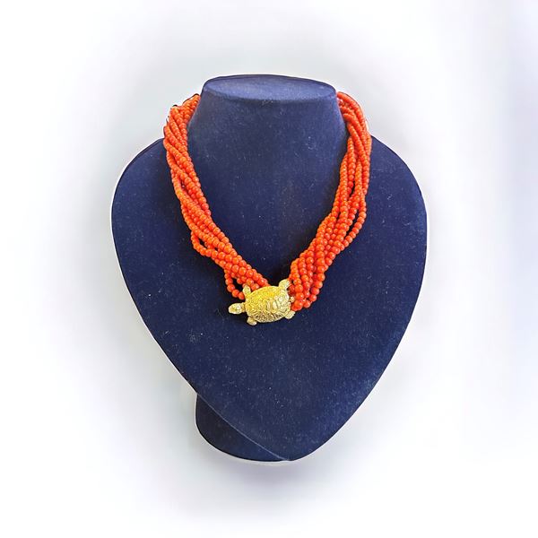 Collana con fili di corallo
