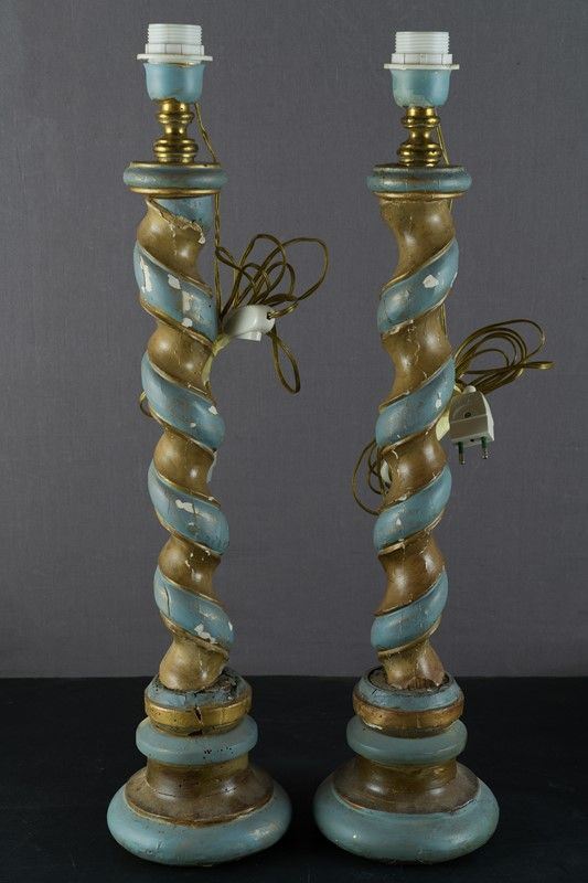 Coppia di lumi d&#39;appoggio in legno tornito