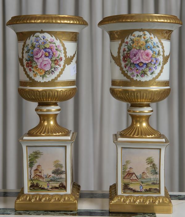 Coppia di vasi a cratere in porcellana di Capodimonte