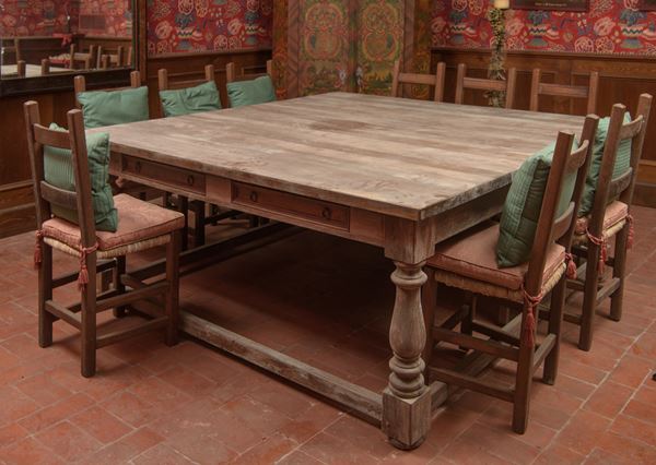 Grande tavolo da pranzo e dodici sedie