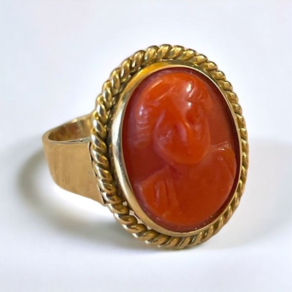 Anello con corallo  - Auction Arredi e dipinti di una villa a La Giustiniana e altre committenze romane - Web-Live - DAMS Casa d'Aste