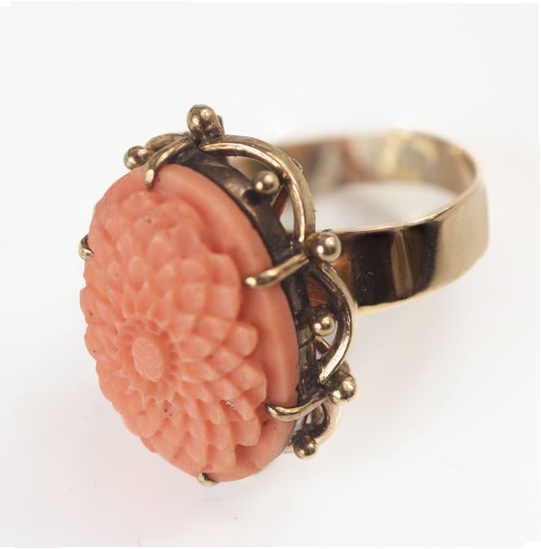 Anello con corallo