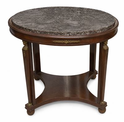 Francia, fine XIX secolo, Tavolo da centro in legno di mogano con decori in bronzo e piano in mar...