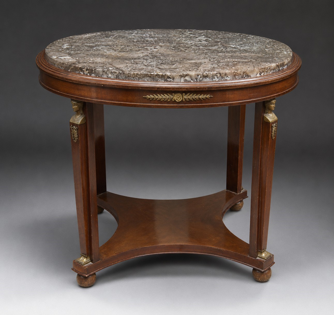 Francia, fine XIX secolo, Tavolo da centro in legno di mogano con decori in bronzo e piano in mar...