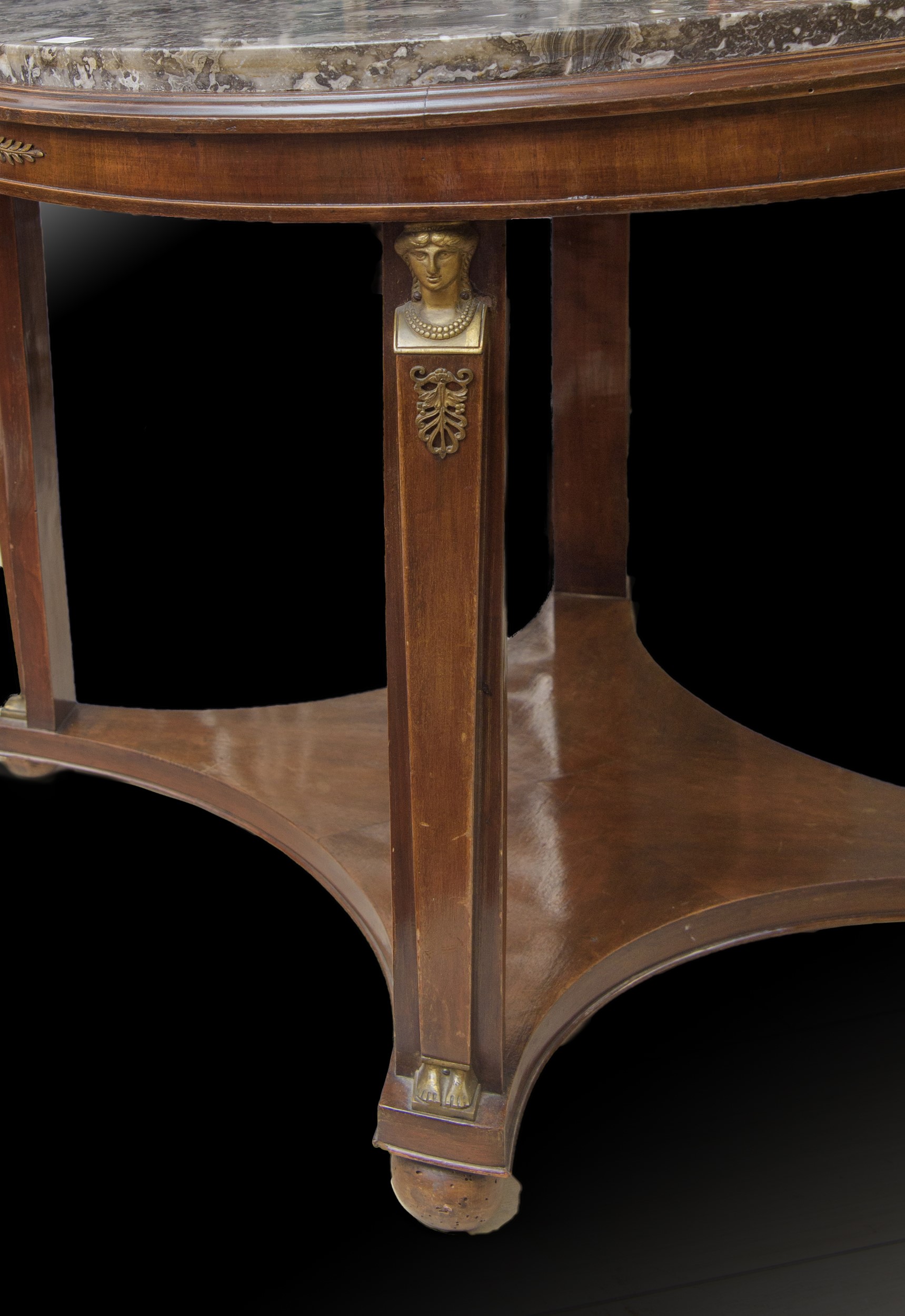 Francia, fine XIX secolo, Tavolo da centro in legno di mogano con decori in bronzo e piano in mar...