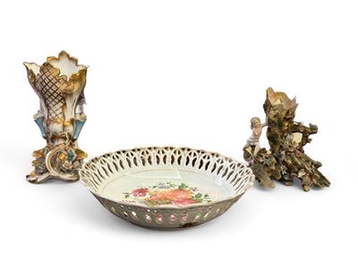 Porcellana e ceramica, Tre oggetti (due vasi e un piatto)
