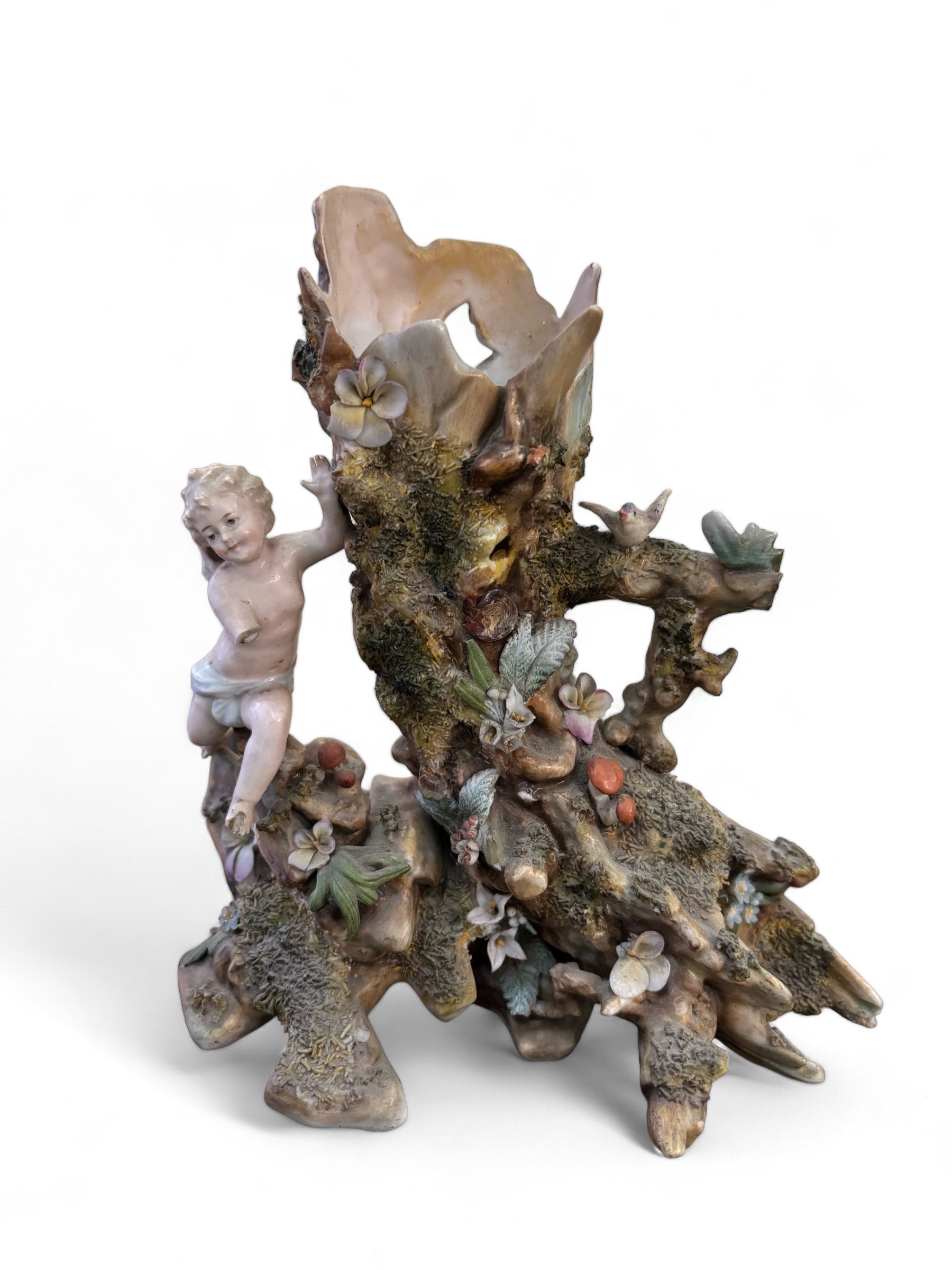 Porcellana e ceramica, Tre oggetti (due vasi e un piatto)