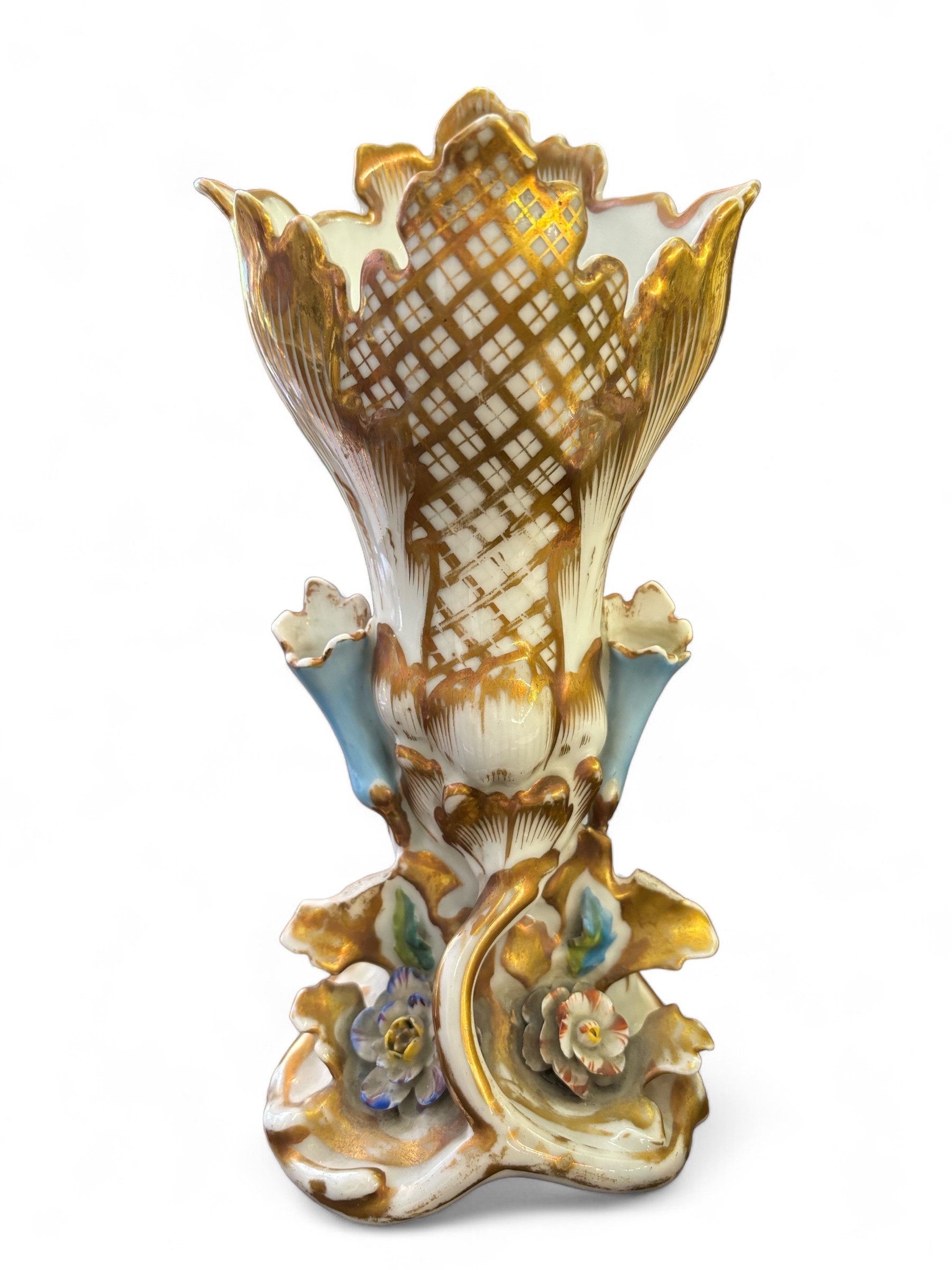 Porcellana e ceramica, Tre oggetti (due vasi e un piatto)