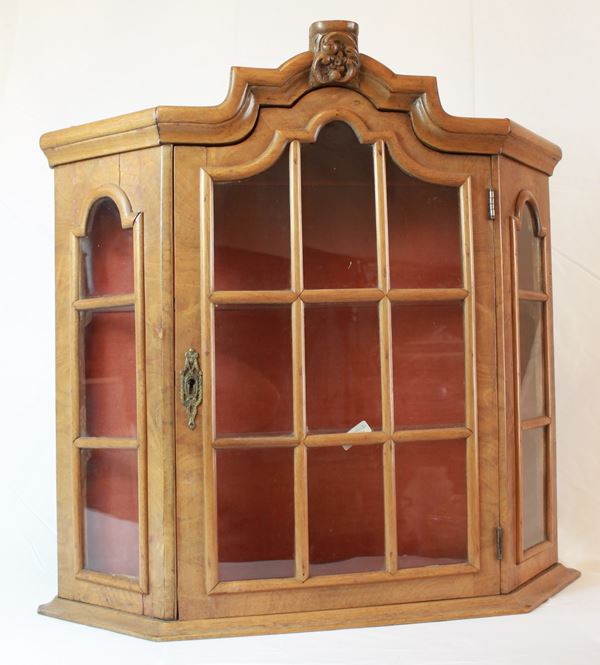 Vetrina a tre ripiani  (Manifattura italiana, XIX secolo)  - Asta Brocantage Natalizio - Web Only - DAMS Casa d'Aste
