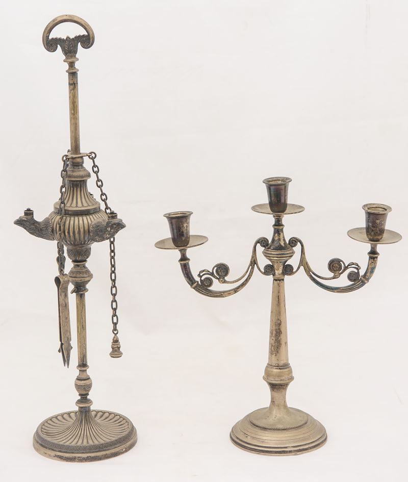 Lucerna e candelabro in argento 800 Peso totale 1152 gr.