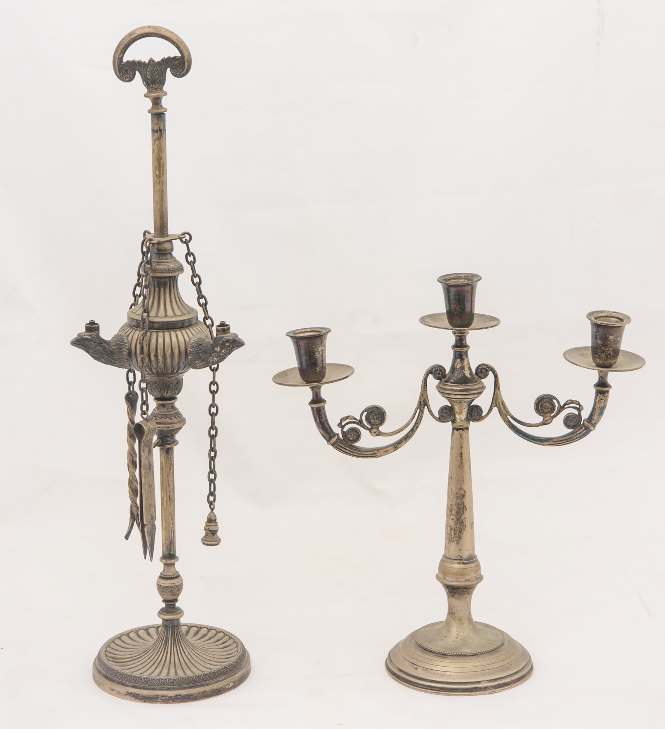 Lucerna e candelabro in argento 800 Peso totale 1152 gr.