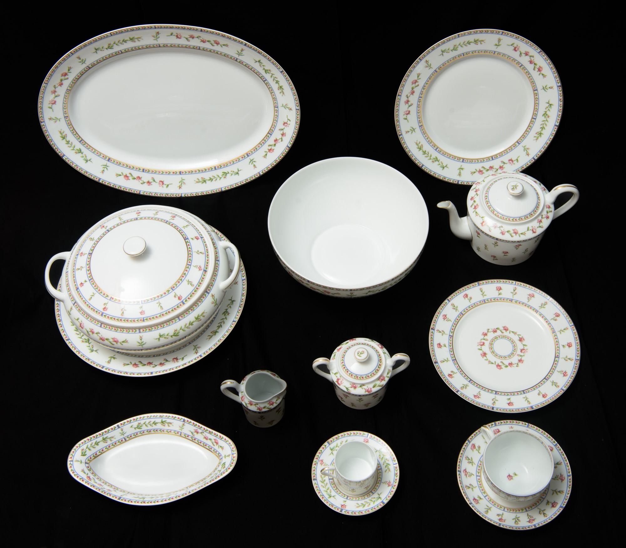 A. Raynaud & Co.; Limoges, Servizio di piatti per 12 persone, mod. Histoire de Roses