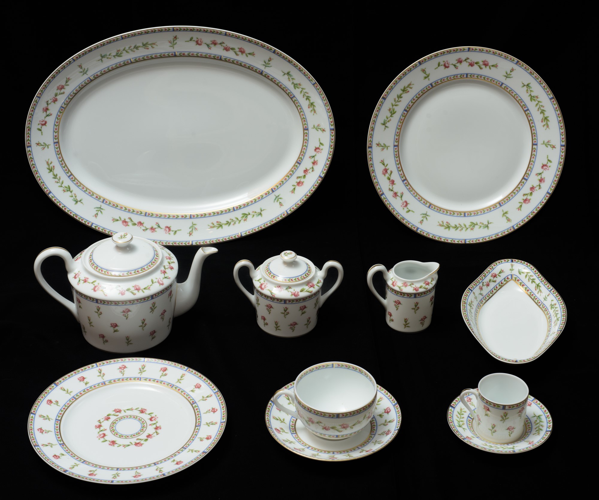 A. Raynaud & Co.; Limoges, Servizio di piatti per 12 persone, mod. Histoire de Roses