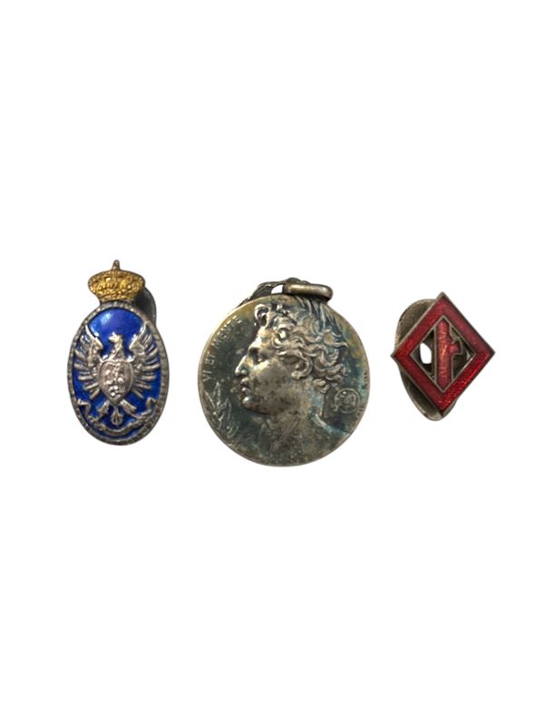 Lotto composto da due distintivi e una medaglia  - Auction Numismatica, Medaglistica e Memorabilia - DAMS Casa d'Aste