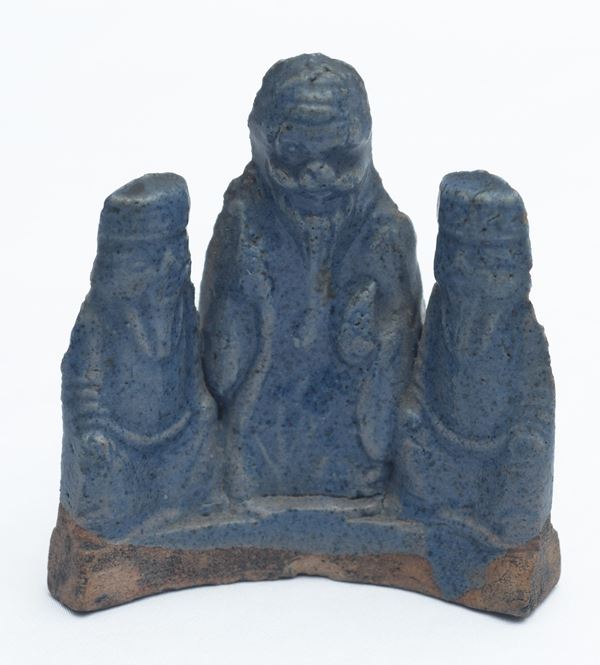 Scultura raffigurante tre dignitari