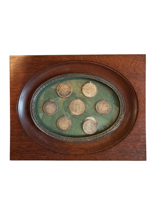 Set di 7 monete in cornice di legno  - Auction Numismatica, Medaglistica e Memorabilia - DAMS Casa d'Aste