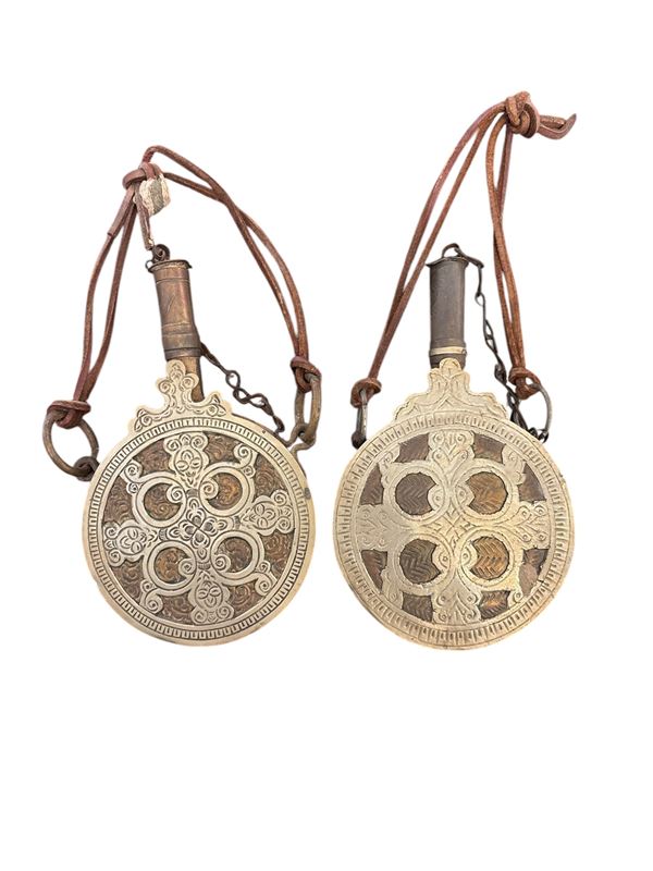 Coppia di fiaschette per polvere  (XIx secolo)  - bronzo - Auction Numismatica, Medaglistica e Memorabilia - DAMS Casa d'Aste