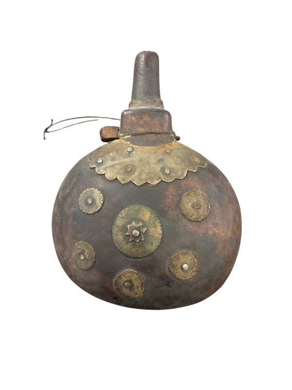 Fiasca porta pallini  (XIX secolo)  - pelle, metallo e legno - Auction Numismatica, Medaglistica e Memorabilia - DAMS Casa d'Aste
