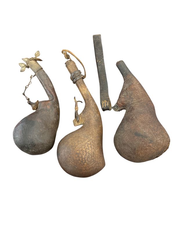 Tre bulbi per polvere  (XIX scolo)  - pelle e cuoio - Auction Numismatica, Medaglistica e Memorabilia - DAMS Casa d'Aste