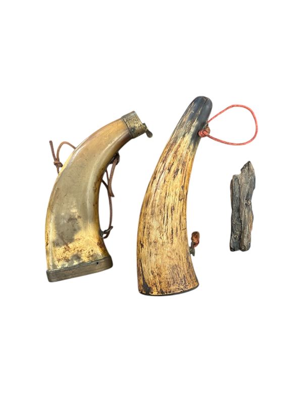 Due corni da polvere con pietra focaia  (XIX secolo)  - corno, metallo e legno - Auction Numismatica, Medaglistica e Memorabilia - DAMS Casa d'Aste