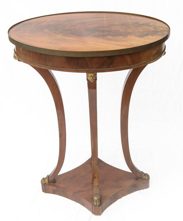 Oval-shaped gueridon
