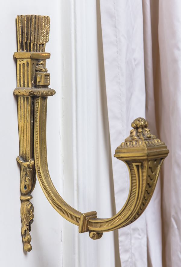 Four embrasse holder