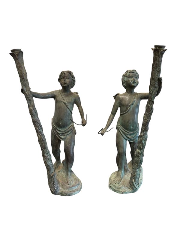 Coppia di cupidi alati reggicero