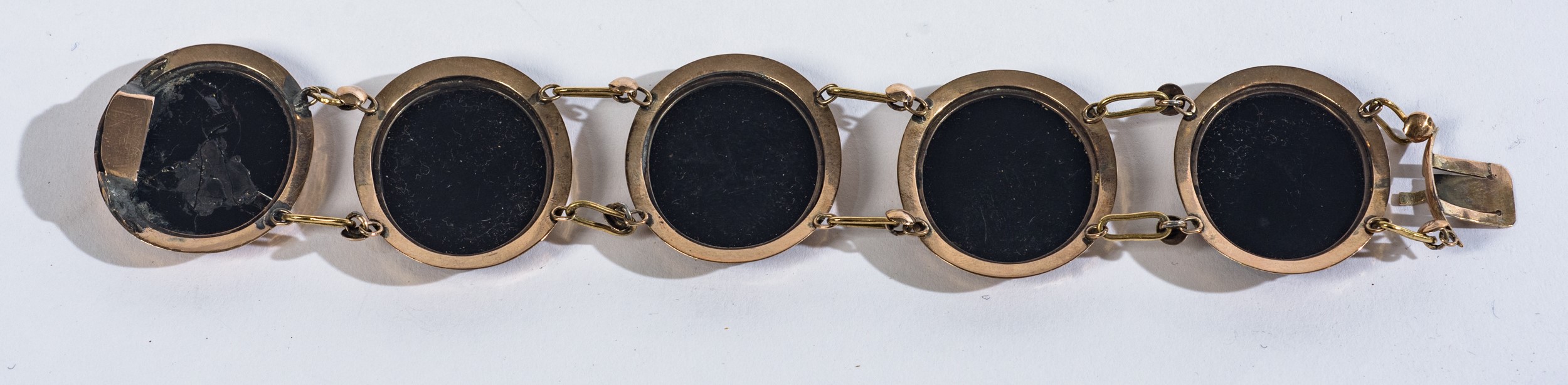 Bracciale, XIX secolo, cinque placchette in micromosaico policromo su oro 10kt