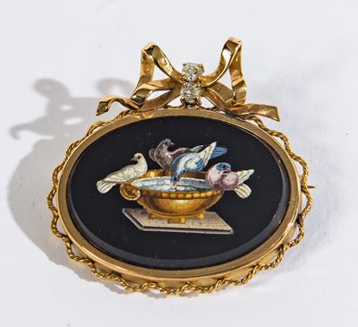 Spilla con micromosaico, Colombe di Plinio, XIX secolo, oro a basso titolo
