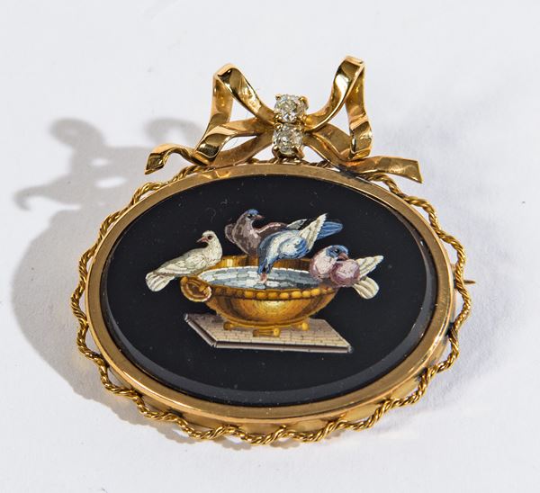 Spilla con micromosaico “Colombe di Plinio” in oro basso
