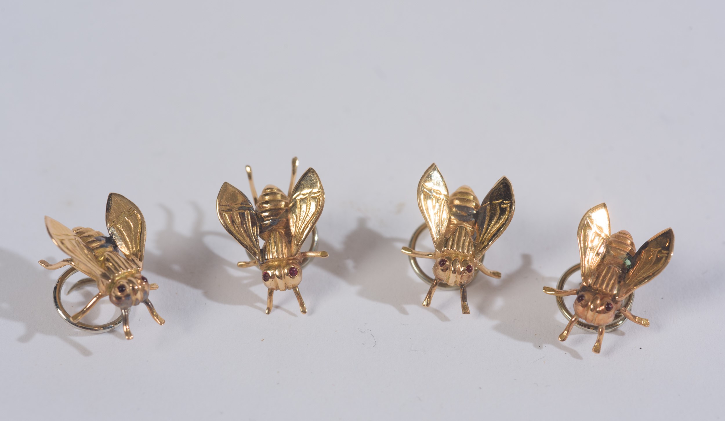 Fermagli in oro giallo 18 kt a forma di mosche, 1950/70
