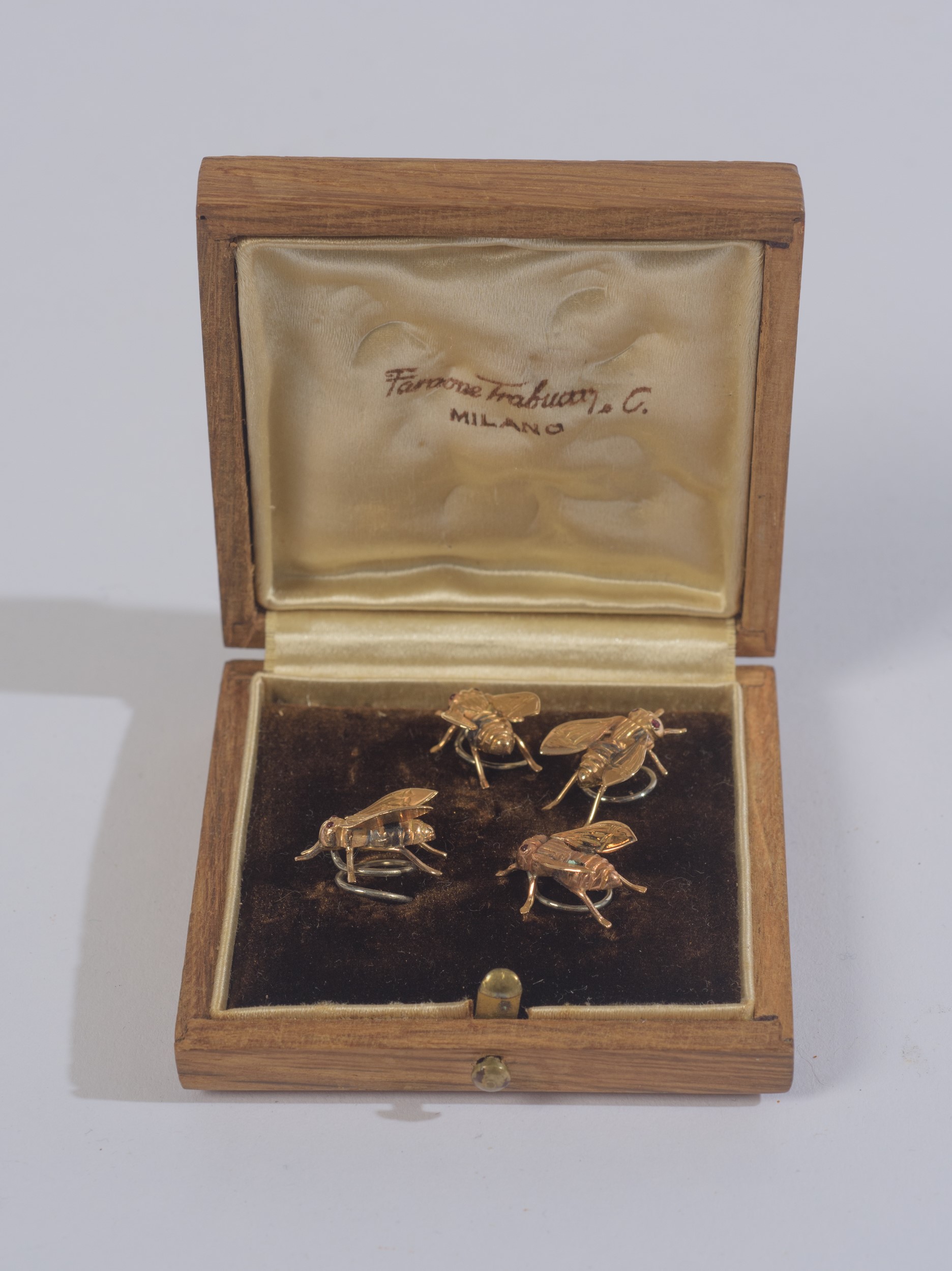 Fermagli in oro giallo 18 kt a forma di mosche, 1950/70