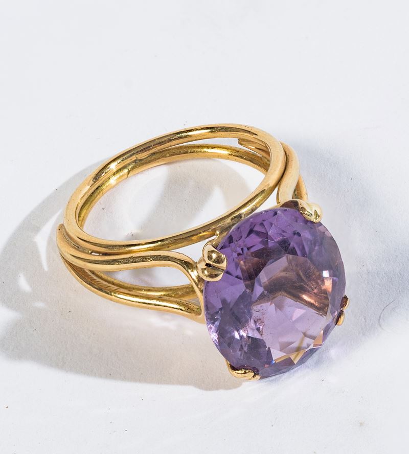 Anello in oro giallo 18 kt con ametista ovale sfaccettata