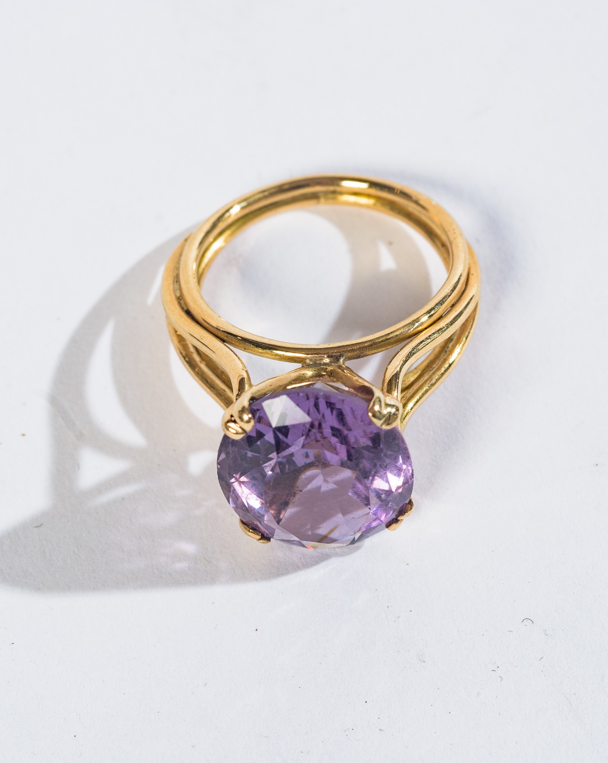 Anello in oro giallo 18 kt con ametista ovale sfaccettata
