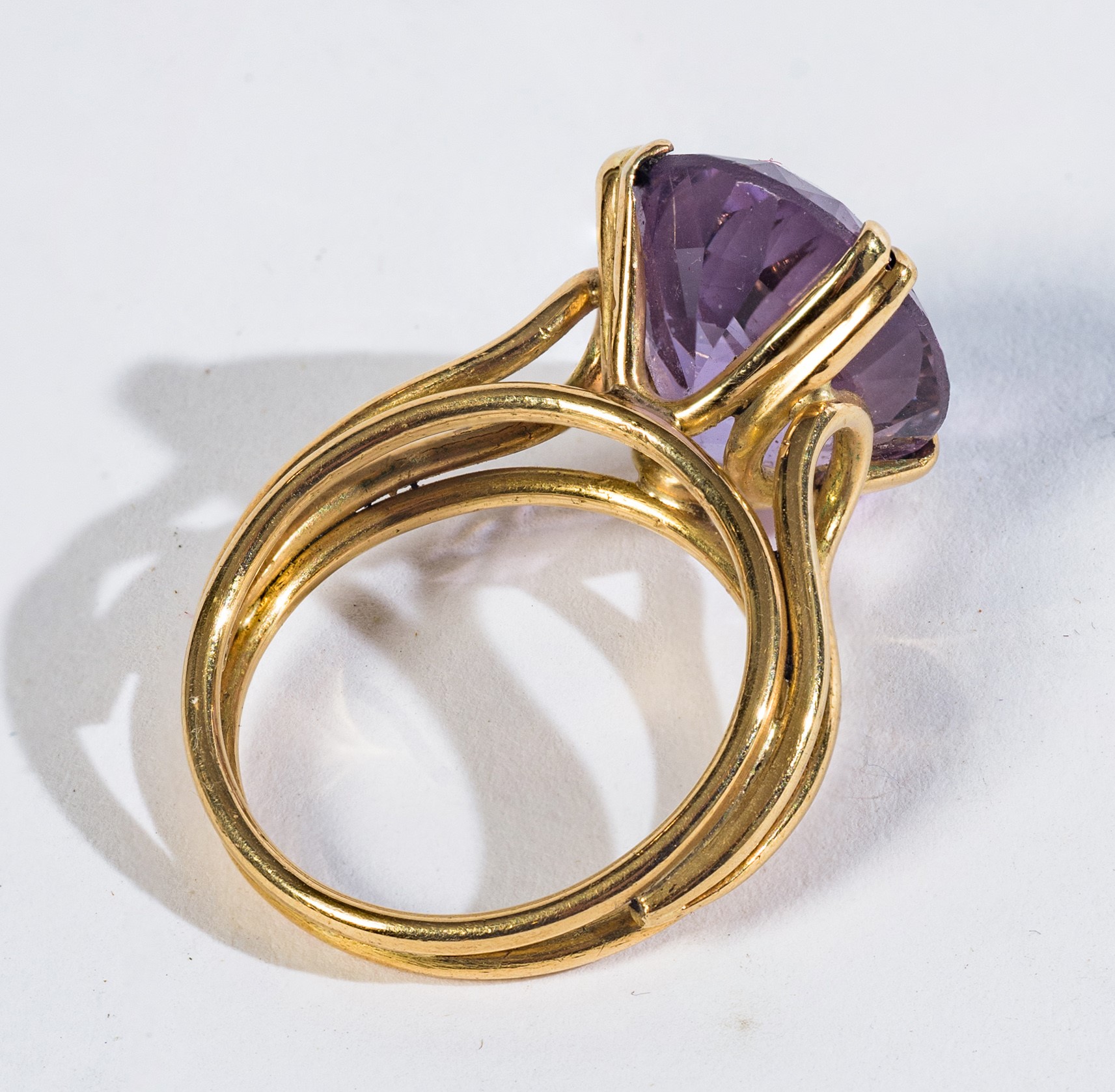 Anello in oro giallo 18 kt con ametista ovale sfaccettata