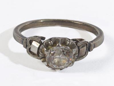 Anello in oro bianco 18kt con diamante di taglio brillante, 1940/60