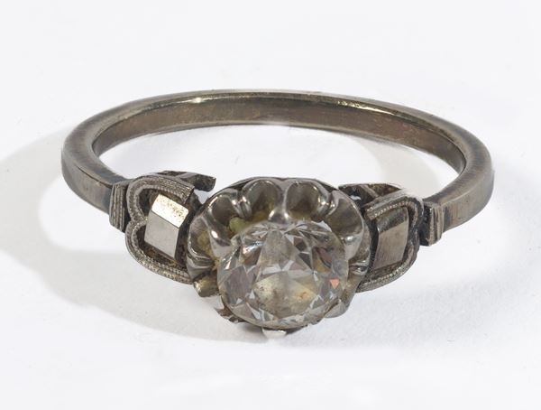 Anello in oro bianco 18kt con diamante taglio brillante