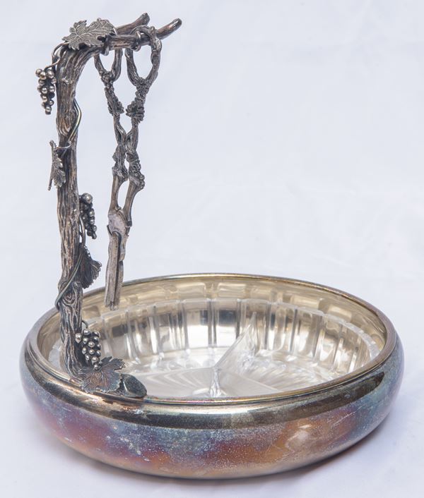 Grape holder with scissors and silver plate